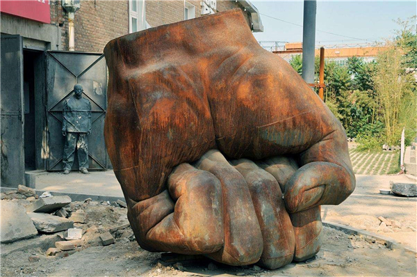 廣場(chǎng)鐵拳雕塑.jpg 廣場(chǎng)鐵拳雕塑.jpg