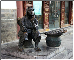 背小孩休息人物銅雕塑 背小孩休息人物銅雕塑