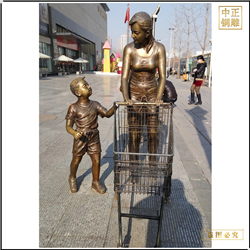 室外商場(chǎng)門前推購(gòu)物車銅雕塑 室外商場(chǎng)門前推購(gòu)物車銅雕塑