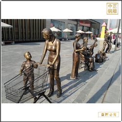 商場(chǎng)門前母子逛超市人物雕塑 商場(chǎng)門前母子逛超市人物雕塑